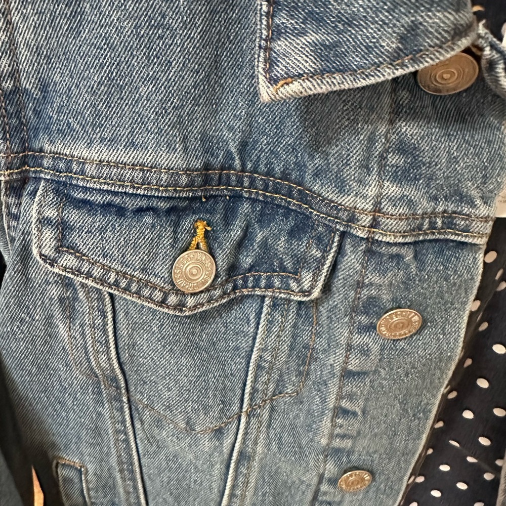 Levi's Women's Classic Blue Jean Jacket - Picture 3 of 6